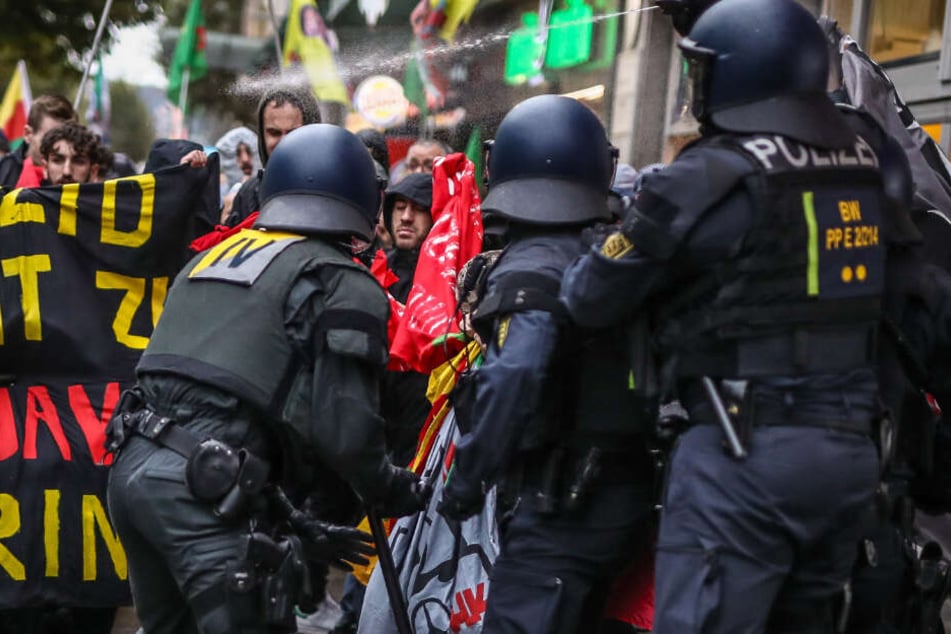 Stuttgart: Polizisten sprühen bei einer Demonstration Pfefferspray auf Demonstranten. Bei der Demo gegen den Angriff der türkischen Armee auf Nordsyrien gerieten am Ende Kurdische Demonstranten an die Polizei.