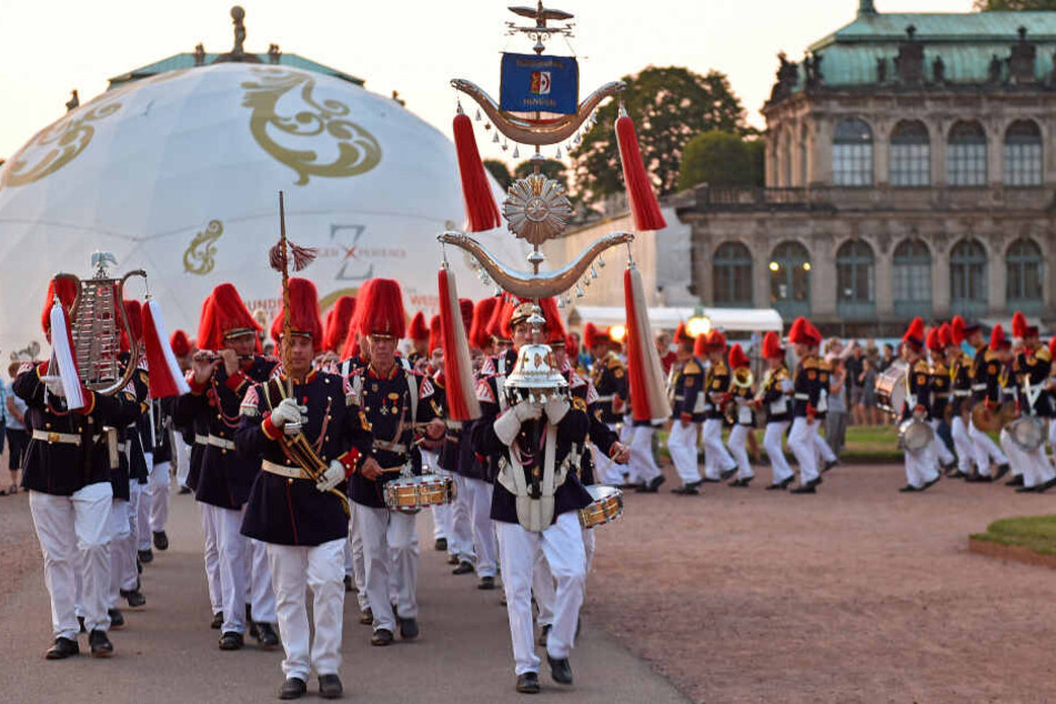 Anlässlich des 300-jährigen Hochzeitsjubiläums des Kurprinzen war die Bürgerwache Mengen im Zwinger zu Gast.