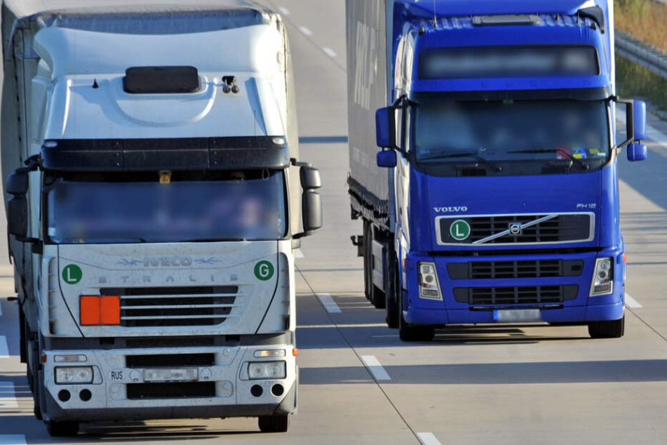 Wegen eines gefährlichen Überholmanövers muss ein Lkw-Fahrer nun in Haft. (Symbolbild)