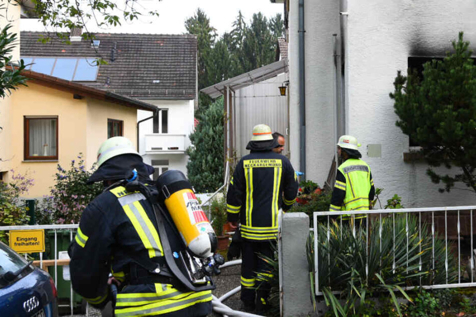 Die Feuerwehr bei den Löscharbeiten.