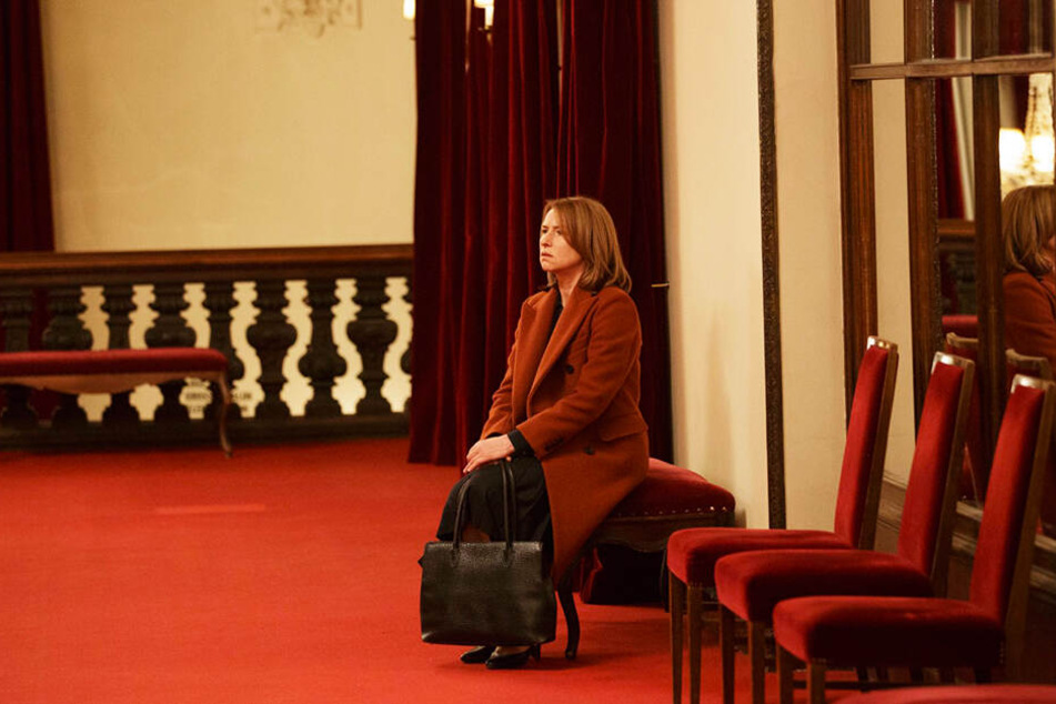 ...denn irgendwann muss Lara Jenkins (Corinna Harfouch) aus dem Saal. In diesem Moment sucht sie genau die Einsamkeit, die ihr sonst oft zu schaffen macht.