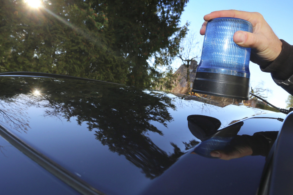 Einen mutmaßlichen falschen Polizisten haben Beamte der Autobahnpolizei in der Oberpfalz in Bayern festgenommen. (Symbolbild)