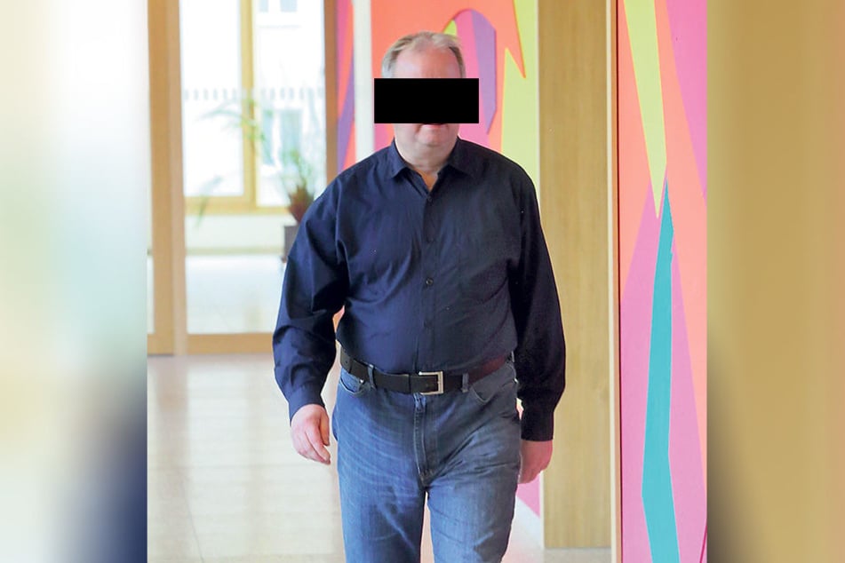 Fahrgast Bernd L. (56). schlug zu und steckte der Kontrolleurin je einen
Finger in ihre Nasenlöcher.