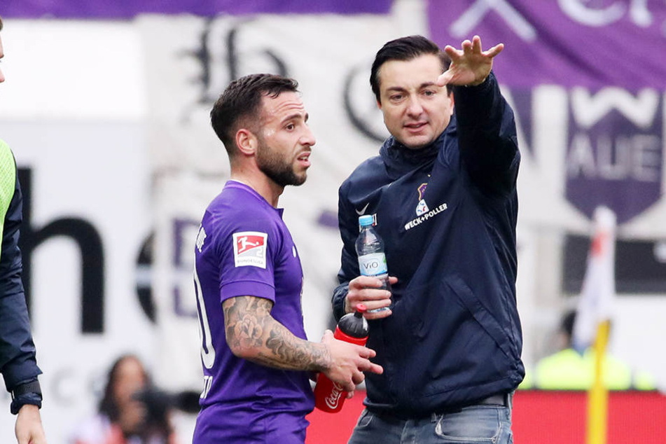 FCE-Trainer Daniel Meyer (r.) erklärt Calogero Rizzuto die richten Laufwege. Beide werden am Freitag gefordert.