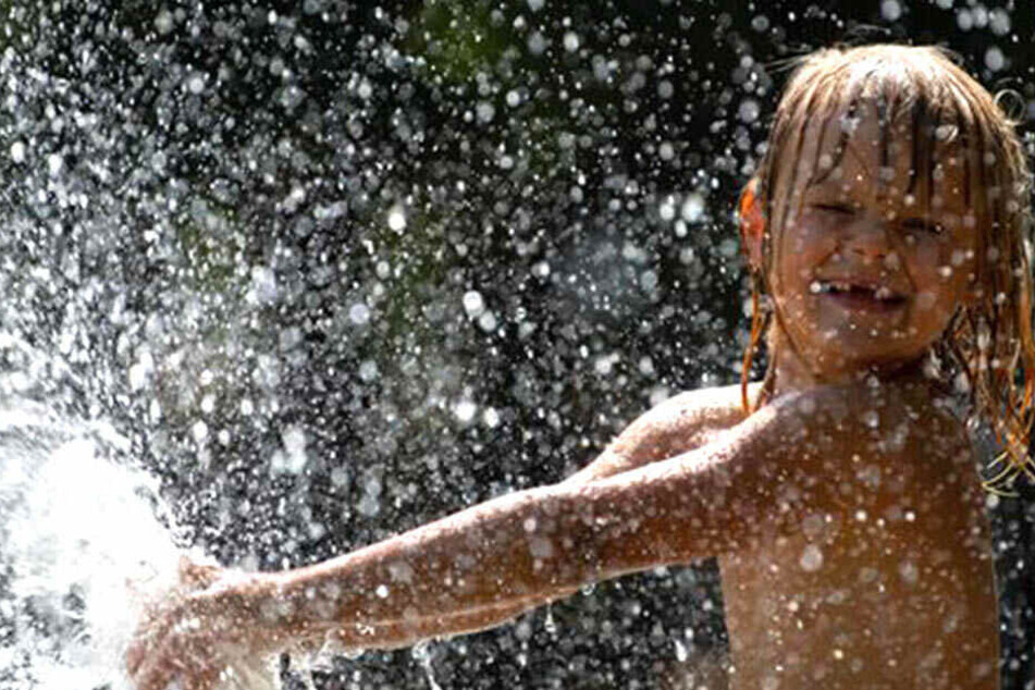 Große Begeisterung bei den "Kleinsten" über Wasserspiele an heißen Tagen.