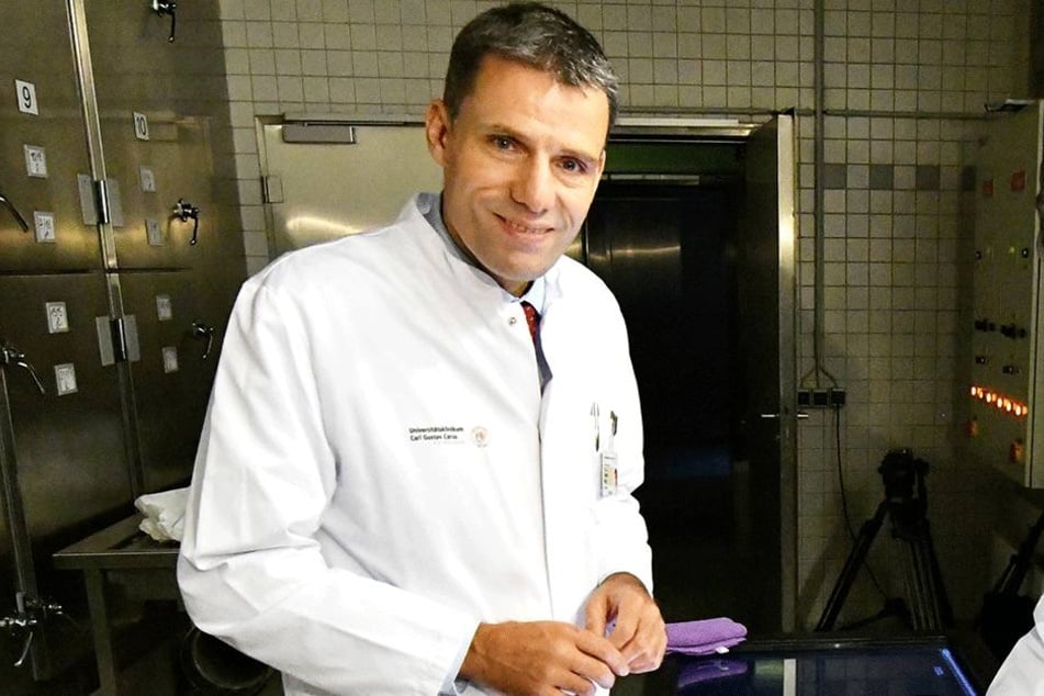 Organisierte das Leuchtsignal am Opernhaus mit und informiert vor Ort: Professor Jürgen Weitz (51), Direktor der Viszeral-, Thorax- und Gefäßchirurgie (VTG).