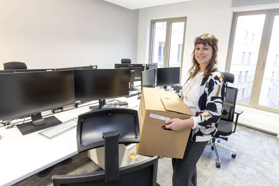 Projektmanagerin Carolin Fischer (29) räumt die Umzugskisten in das neue Büro.