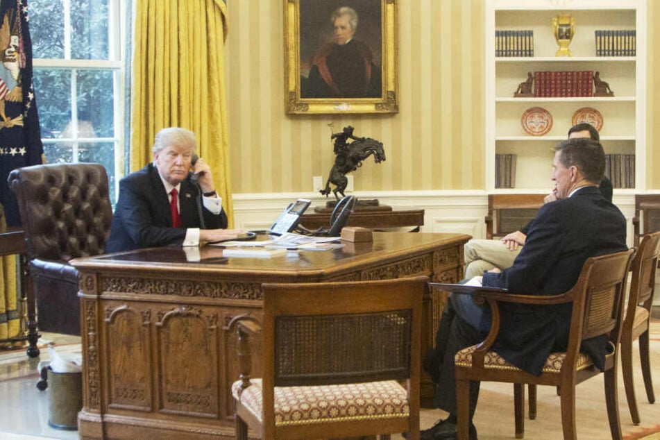 Flynn (re.) im Oval Office mit Donald Trump.