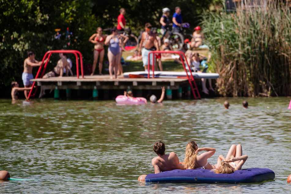 Menschen im Badesee von Plüderhausen.