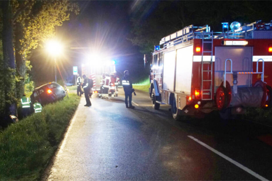 Einsatzkräfte an der Unfallstelle heute Nacht.