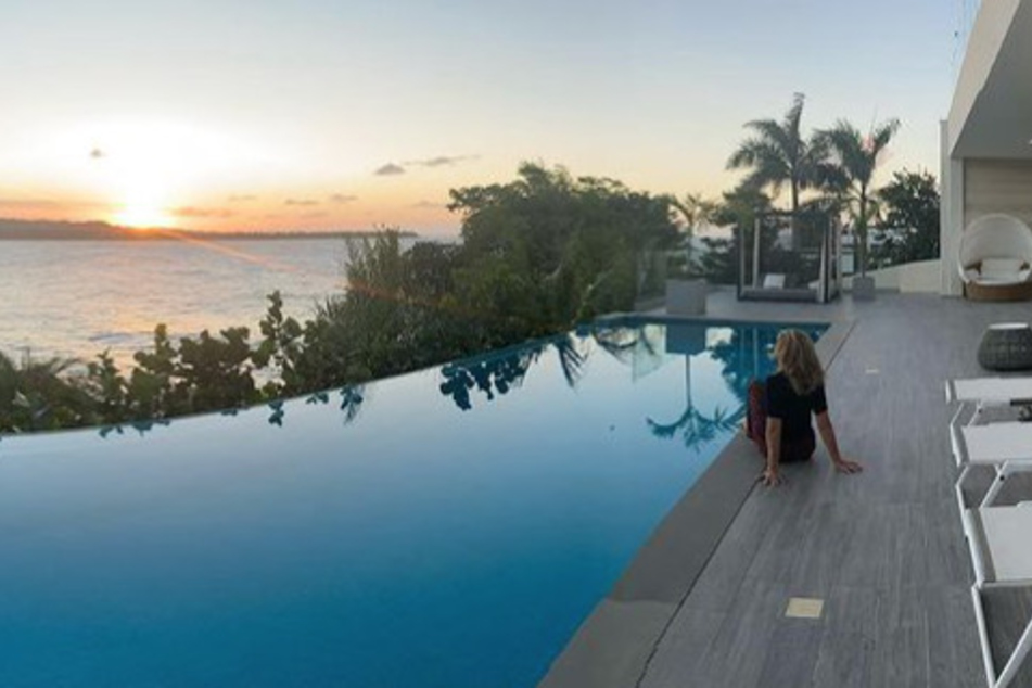 Carmen Geiss (55) am Pool. Sie genießt den Sonnenuntergang.