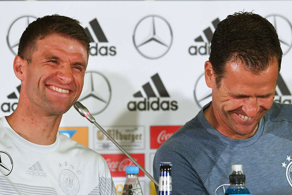 Thomas Müller (l.), der Oliver Bierhoff (r.) auf der Pressekonferenz ablöste, verbreitete - ganz seinem Naturell entsprechend - schon wieder gute Laune.