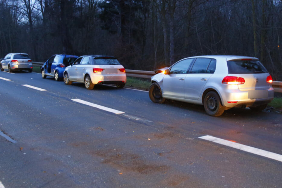 Vier der fünf beteiligten Fahrzeuge im Bild.