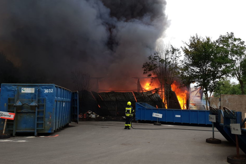 Ein Feuerwehrmann am Einsatzort.