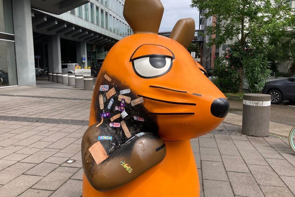 Nach dem mutmaßlichen Brandanschlag auf die Maus-Figur sind inzwischen mehrere Pflaster auf der verbrannten Stelle zu sehen.