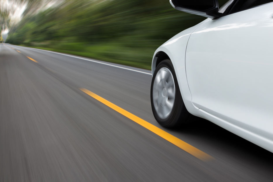 Ohne Rücksicht auf die anderen ist der Fahrer vor der Polizei geflohen. (Symbolbild)
