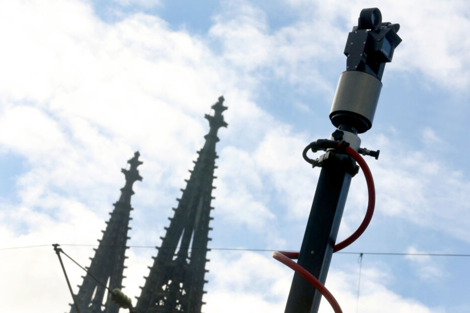 Eine Überwachungskamera am Kölner Dom.