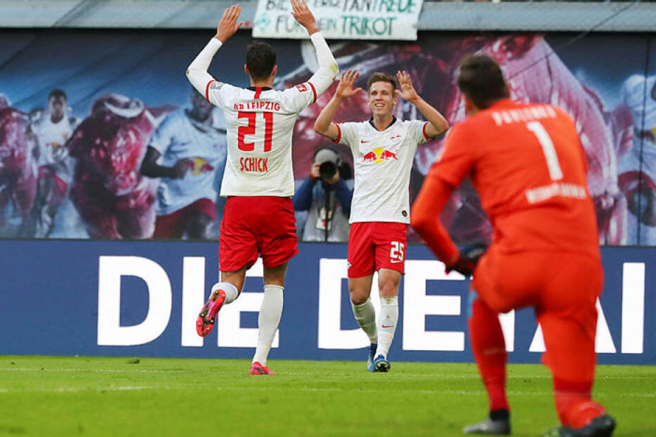 Nach Ecke von Winter-Neuzugang Dani Olmo (2.v.r.) köpfte Schick (l.) vor der Halbzeit zum 2:0 ein.
