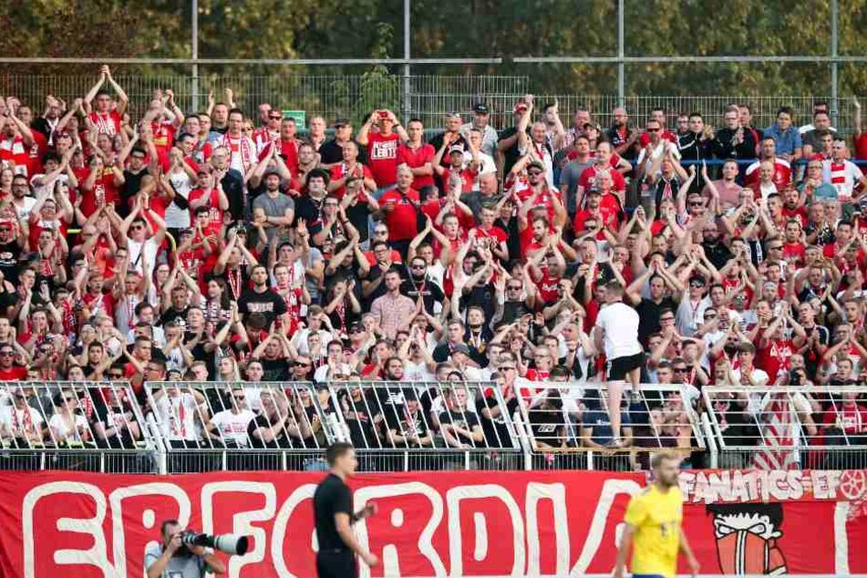 Mehrere hundert Fans unterstützten ihr Team in Leipzig.