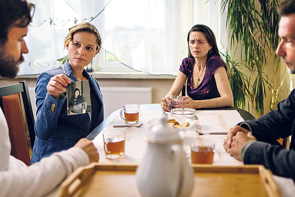 Olga Lenski (Maria Simon, 2. v. l.) und Adam Raczek (Lucas Gregorowicz, r.) verhören Anna Kowalska (Agnieszka Grochowska) und ihren Mann Bartosz (Piotr Stramowski).