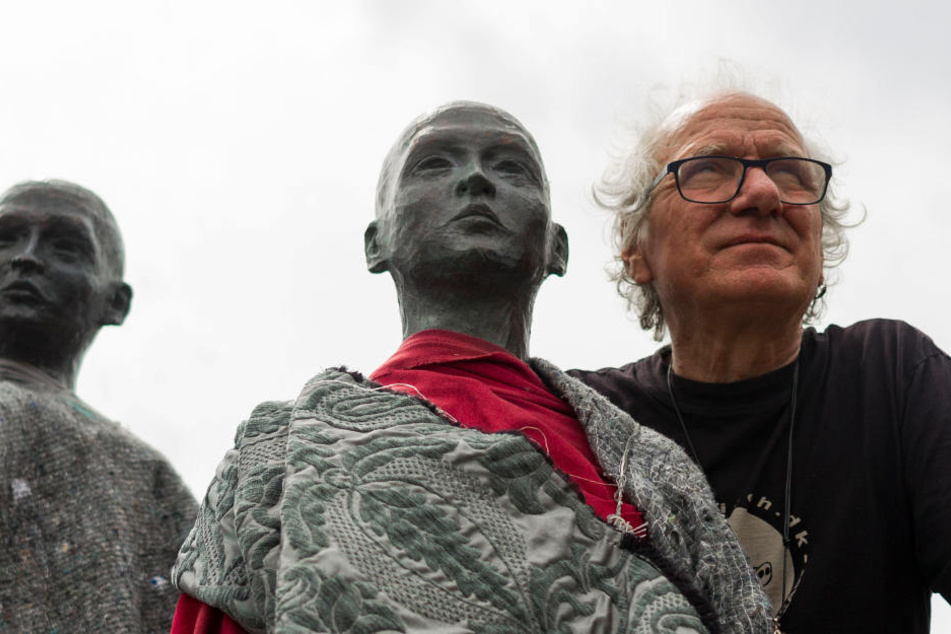 Der dänische Künstler Jens Galschiot bei "seinen" Kupfer-Statuen.