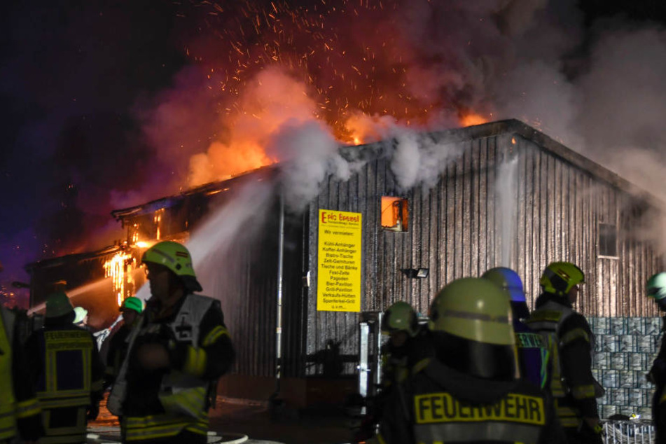Die Feuerwehrmänner bekämpften den Brand von mehreren Seiten aus.