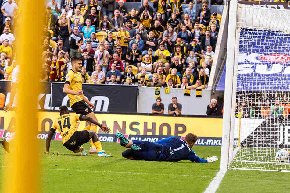 Und da hat er den Ball schon über die Linie gegrätscht. Moussa Koné traf nach Hereingabe von Linus Wahlqvist.