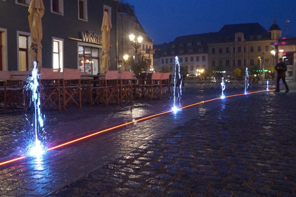 Das neue Wasserspiel auf dem Zwickauer Hauptmarkt ist eine Woche nach der Einweihung schon wieder defekt.