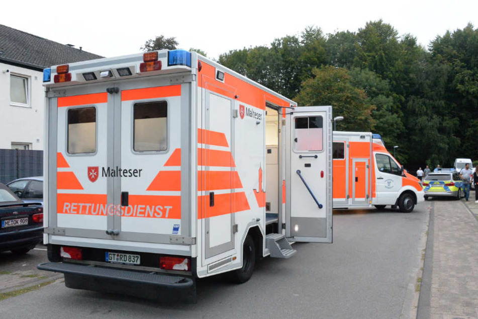Auch mehrere Rettungswagen wurden am Tatort in Position gestellt.