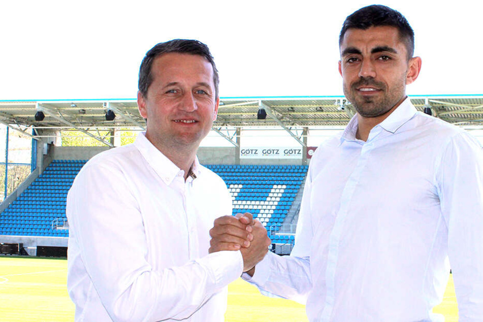 Georgi Sarmov (33) bei der Präsentation im weißen Hemd, genau wie Sportdirektor Thomas Sobotzik.