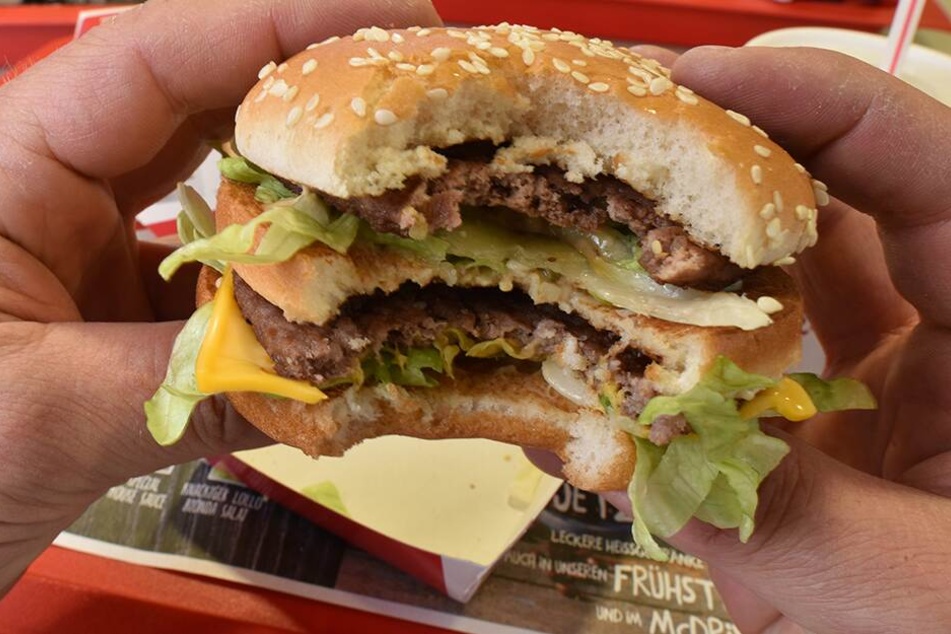 Heißhungerattacken auf ungesundes Essen sollen durch den Chip im Hirn verhindert werden. (Symbolbild)