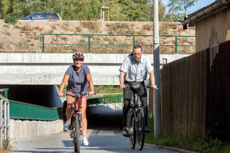 Hier ist der Radweg schon neu gemacht: Kathrin Steinig (51, l.) und Christian Siegel ( 51) fahren regelmäßig entlang der Kopernikusstraße mit dem Rad.