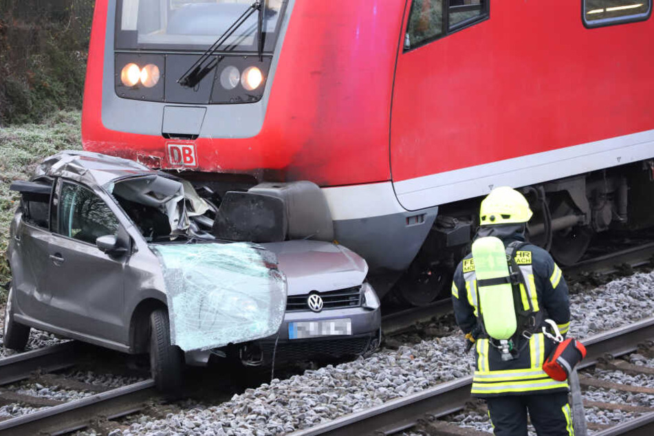 Der Zug erfasste das Auto auf einem Bahnübergang und schleifte es danach mit.