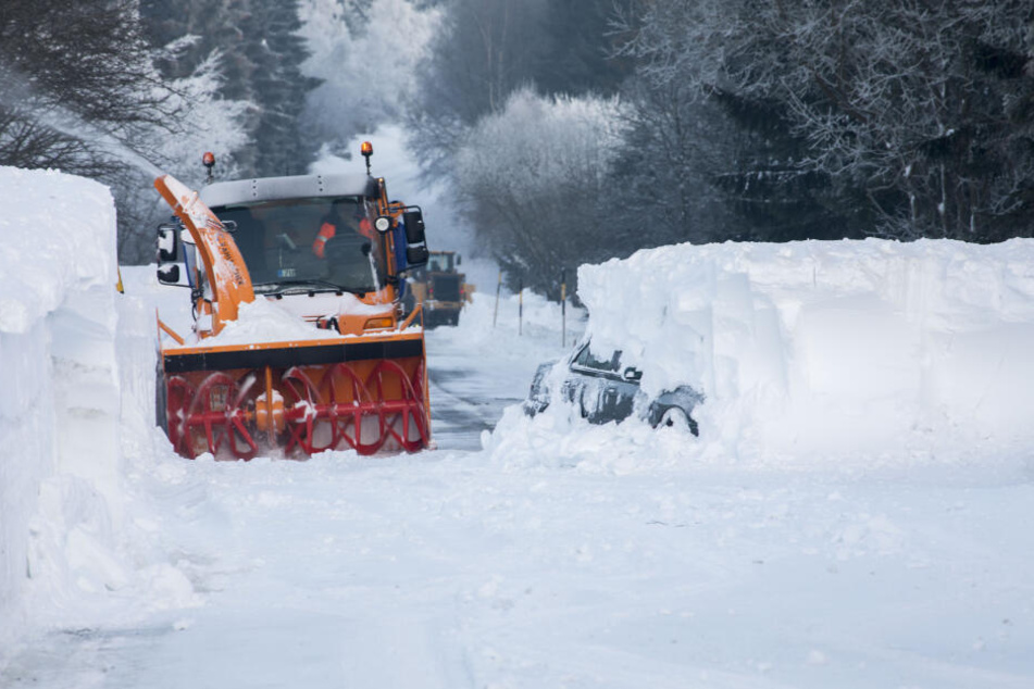 Als die Straße freigefräst wurde, entdeckte die Straßenmeisterei zwischen Bärenstein und Komotau ein Auto unter den Schneemassen.