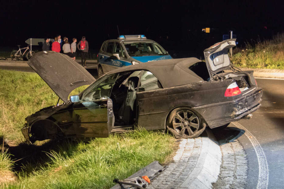 Der Wagen verlor ein Rad, blieb in einem Kreisverkehr stecken.