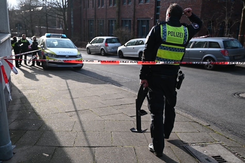 Polizisten am Einsatzort Hintergründe zu dem Geschehen sind noch völlig unklar und Gegenstand der laufenden Ermittlungen.