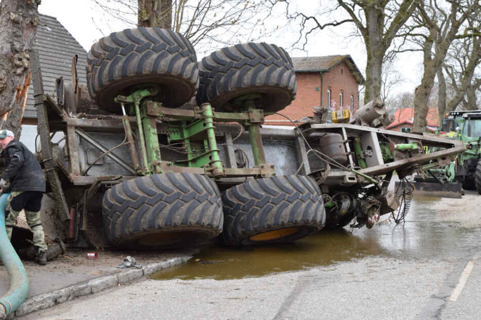 Ansässige Landwirte pumpten die restliche Gülle aus dem Anhänger ab.