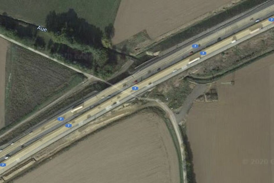 Beim Passieren der A7-Brücke knallte der 22-Jährige gegen die Brücke.