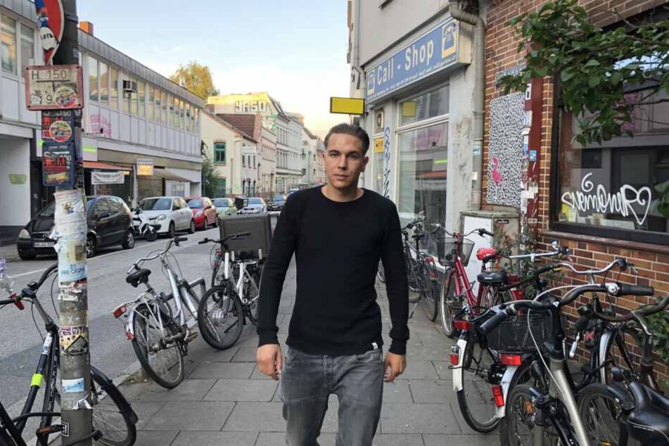 Regisseur Julian Behrens (30) geht durch "sein" Viertel Ottensen, das in Hamburg-Altona liegt. Hier spielt auch sein Film.