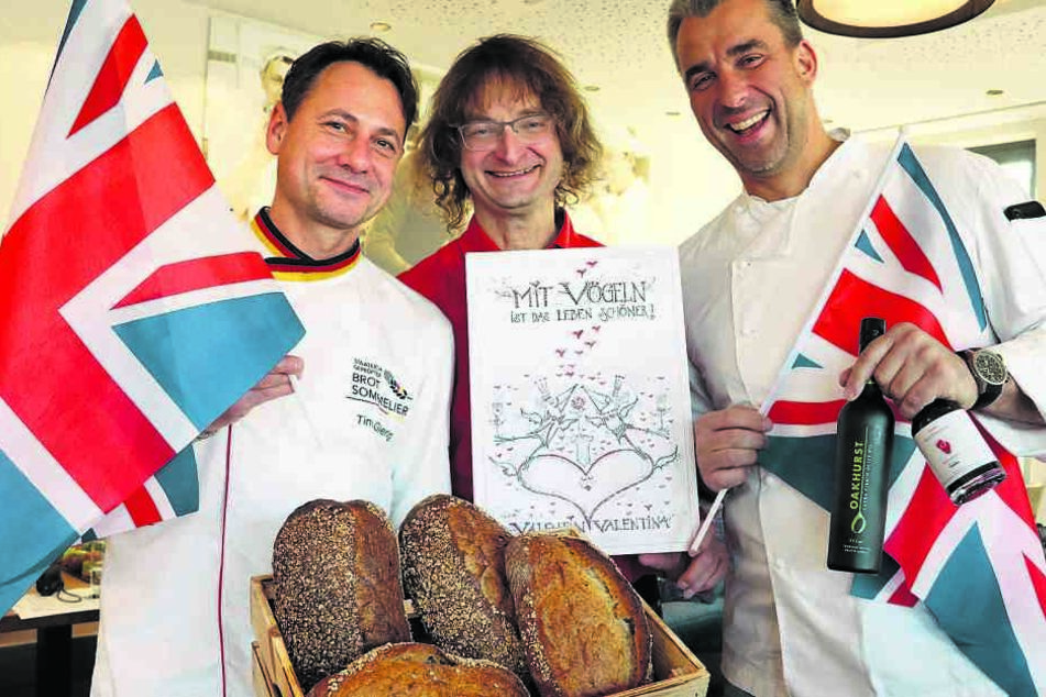 Brot-Sommelier Tino Gierig (l.) vom Backhaus gibt seinen Kunden zum Brot eine Valentins-Karte von Zeichner Kay Leonhardt mit.