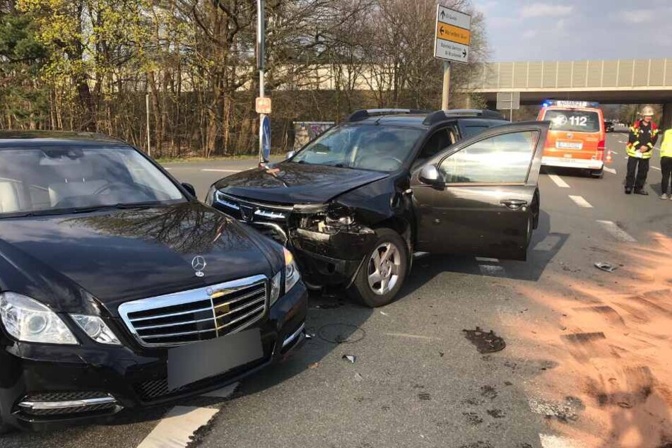 Der Dacia wurde in einen Mercedes geschleudert.