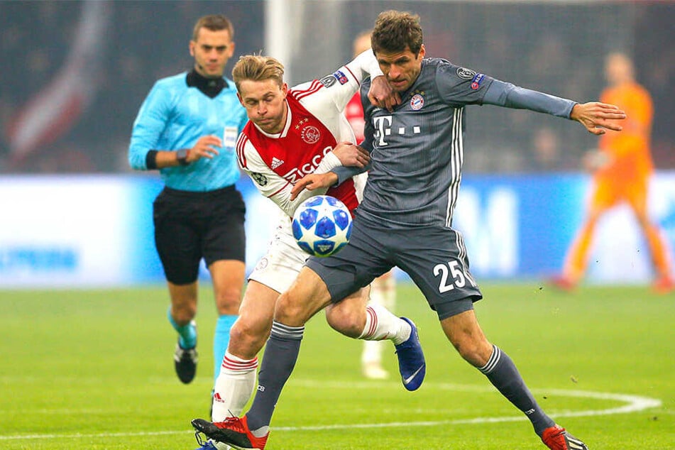 Frenkie de Jong (21, links) im Zweikampf mit Thomas Müller beim Champions-League-Match FC Bayern München gegen Ajax Amsterdam.