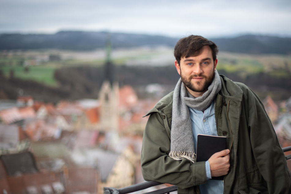 Thomas Perle, Schriftsteller und Stadtschreiber steht in Rottweil auf dem Hochturm.