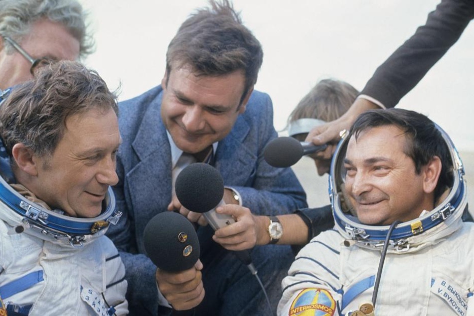 Kaum waren Jähn (l.) und sein russischer Kollege Valery Bykovsky (84) gelandet, wurden sie fürs Fernsehen interviewt.