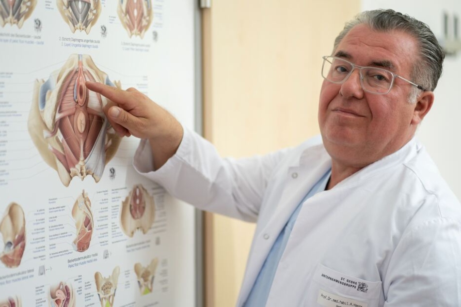 Operierte die Frauen: Prof. Dr. Amir Hamza, Chefarzt der Klinik für Urologie und Andrologie sowie Leitender Chefarzt des Klinikums