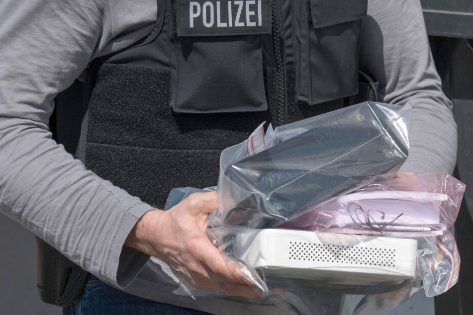 Die Beamten durchsuchten Bundesweit Wohnungen, Banken und Geschäftsräume. (Symbolbild)