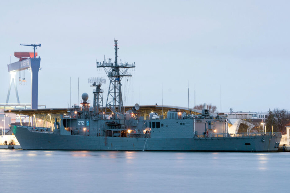 Die polnische Fregatte "General Kazimierz Pulaski" macht am Passagierkai von Rostock-Warnemünde fest.