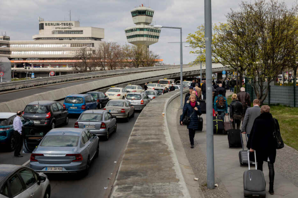 Kein durchkommen: Passagiere müssen zum Flughafen laufen.