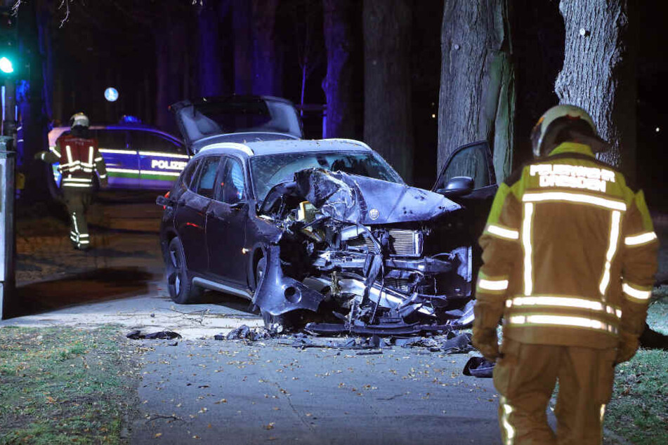 Die Front des BMW ist vollends zerstört.