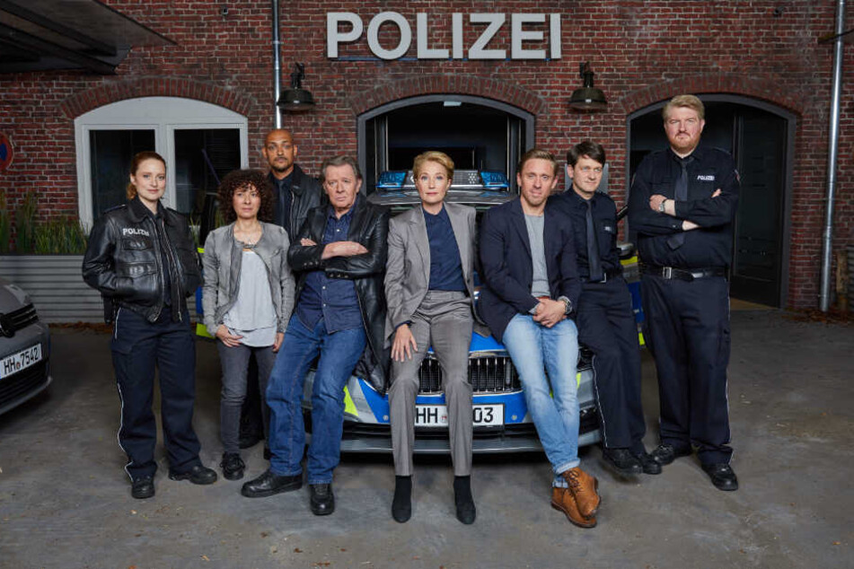 Gemeinsam mit seinen Kollegen posiert Jan Fedder vor der neuen Polizeiwache im Studio Hamburg.